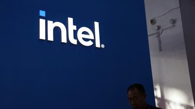Intel cuts 15% of staff, suspends dividend payments; stock price drops sharply