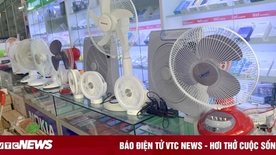 Sợ cắt điện luân phiên, khách lùng mua quạt tích điện, đặt trước cả tuần mới có
