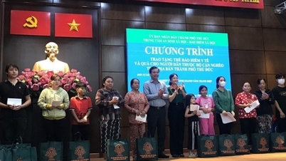 ប្រគល់ប័ណ្ណធានារ៉ាប់រងសុខភាពចំនួន 127 ជូនដល់គ្រួសារជិតក្រីក្រក្នុងទីក្រុង។ ធូ ឌឹក