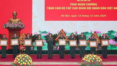 34 senior military generals receive noble medals