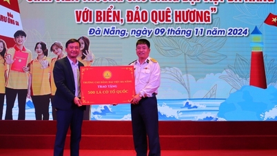 Tặng 500 lá cờ Tổ quốc cho chiến sĩ Vùng 3 Hải quân