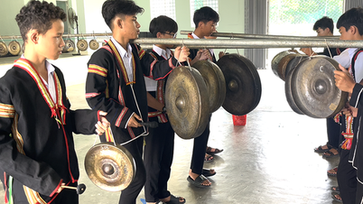 ការ​ប្រគុំ​តន្ត្រី​សម័យ​ទំនើប​ជាមួយ​នឹង​គង