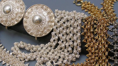 Suggestions for meaningful gifts that you can buy when traveling in Laos