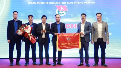 Đoàn Bộ GTVT nhận Cờ thi đua xuất sắc của Đoàn khối các cơ quan Trung ương