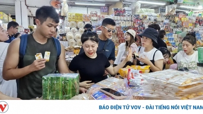 Der traditionelle Markt von Da Nang zieht am Nationalfeiertag Touristen an