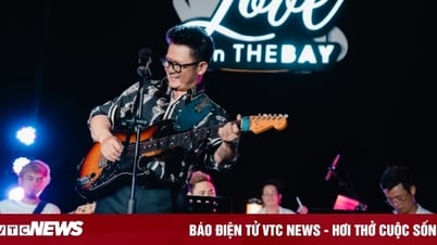 Bằng Kiều ngẫu hứng hát 'Bên trên tầng lầu'