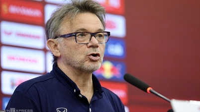 HLV Troussier: 'Quang Hải không xứng lên tuyển, nếu xét phong độ'