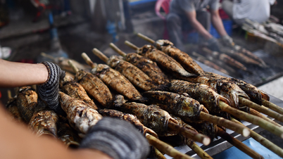 ប្រមូល​សមាជិក​គ្រួសារ​ស្នាក់នៅ​ពេញ​មួយ​យប់​ដើម្បី​អាំង​ត្រី​គល់រាំង​ជាង​៥០០០​ក្បាល ដើម្បី​បម្រើ​ក្នុង​ថ្ងៃ​ព្រះ​នៃ​ទ្រព្យសម្បត្តិ