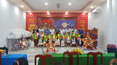 ឡុងអាន៖ រីករាយពិធីបុណ្យពាក់កណ្តាលរដូវស្លឹកឈើជ្រុះ ជាមួយនឹងអំណោយជាក់ស្តែង