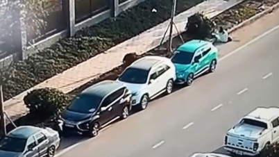Taxi điện tông nữ hành khách vừa xuống xe cùng 3 ô tô đỗ ven đường