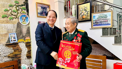 ប្រធាននាយកដ្ឋានឃោសនារបស់គណៈកម្មាធិការបក្សទីក្រុង លោក Nguyen Doan Toan ប្រារព្ធពិធីបុណ្យ Tet នៅស្រុក Long Bien