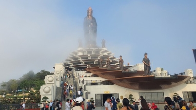 Trốn nóng trên đỉnh Bà Đen