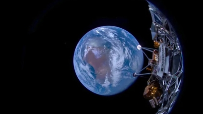 US lunar lander sends first photo back to Earth