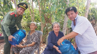 lực lượng công an kịp thời cấp nước sạch miễn phí cho người dân