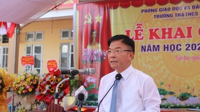 Deputy Prime Minister Le Thanh Long attended the opening ceremony of the new school year at a school in the mountainous region of Hoa Binh.