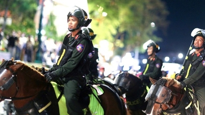 Thousands of people in Da Lat City enjoy watching the police parade motorbikes and cavalry on the streets.