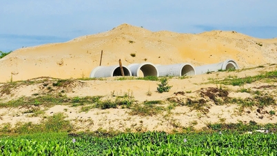 Aus dem Co Co River ausgebaggerter Sand wird zum Bau von Dämmen verwendet, um das Eindringen von Salzwasser zu verhindern