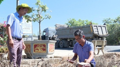 A farmer in Binh Phuoc donated 1 hectare of land and cut down 515 rubber trees so that the commune could widen the road.