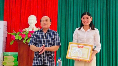 Tặng giấy khen cô giáo giúp hơn 200 học sinh tránh thảm họa sạt lở
