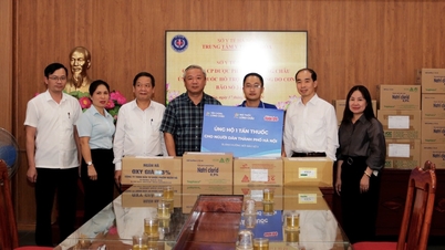 វិស័យ​សុខាភិបាល​បរិច្ចាគ​ថ្នាំ និង​សម្ភារៈ​ពេទ្យ​ដល់​តំបន់​លិច​ទឹក​