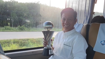 គ្រូ​បង្វឹក Hoang Anh Tuan លើក​ពាន​ជើង​ឯក U.23 វៀតណាម ត្រឡប់​មក​ផ្ទះ​វិញ