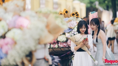 Bất chấp nắng nóng, các "nàng thơ" vẫn nô nức check- in đón thu ở phố Phan Đình Phùng