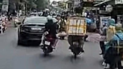 យុវជន​ម្នាក់​វាយ​អ្នក​ជិះ​ម៉ូតូ​តាម​ដងផ្លូវ​ក្នុង​ទីក្រុង​ហូជីមិញ