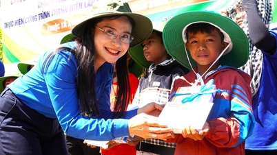 Sinh viên tình nguyện Mùa hè xanh TP.HCM tham gia công trình dẫn nước tự chảy 1 tỉ đồng