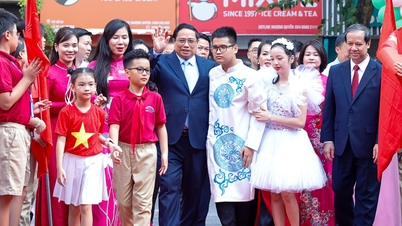 Thủ tướng chung vui lễ khai giảng tại ngôi trường đặc biệt của Thủ đô