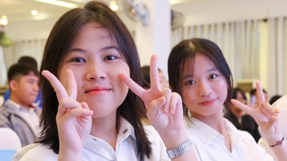 Sông Hương chào đón tân SV được tiếp sức đến trường: Mẹ nghèo thức trắng đêm chờ sáng
