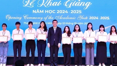 Deputy Minister of Education and Training talks to new students about "the key to development"