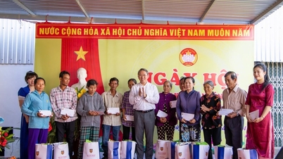 រដ្ឋមន្ត្រីក្រសួងយុត្តិធម៌ លោក Nguyen Hai Ninh ចូលរួមទិវាសាមគ្គីភាពដ៏អស្ចារ្យភូមិ Phong Ap (Khanh Hoa)