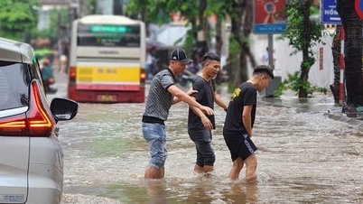Nắng nóng gián đoạn, có lúc mưa giông