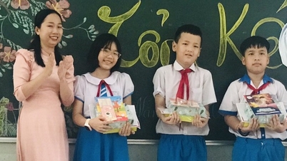 Trích lương 'ba cọc ba đồng', cô giáo trẻ tự mua quà khen tặng trò cuối năm