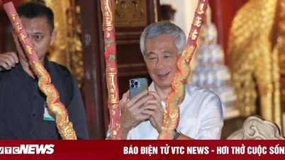 នាយក​រដ្ឋមន្ត្រី​សិង្ហបុរី​រីករាយ​នឹង​ម្ហូប​អាហារ និង​ដើរ​នៅ​ផ្លូវ​ដើរ​នៅ​បឹង Hoan Kiem