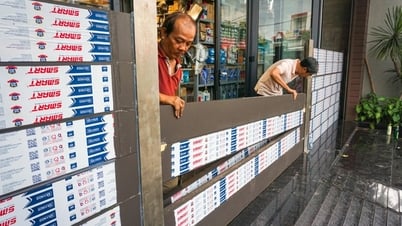 Người dân Đà Nẵng dựng "đê" trước nhà ứng phó bão Trà Mi