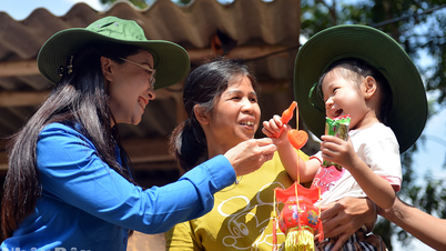 Bringing Mid-Autumn Festival early to children in flood-hit areas