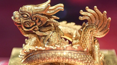 The Emperor's golden seal returns home, with 4-5 guards on duty day and night.
