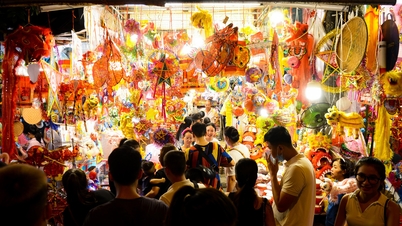 Young people celebrate Mid-Autumn Festival in a magical and shimmering space
