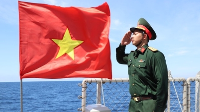 Thiêng liêng cờ Tổ quốc nơi biển trời Trường Sa