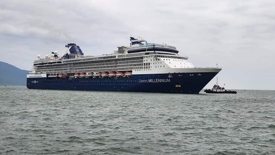 Tàu Celebrity Millennium chở hàng nghìn du khách cập cảng Chân Mây