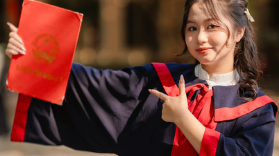 美しいゲアン女子学生がアメリカで80億ドン超の奨学金を受け取る