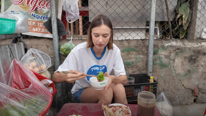 ភ្ញៀវ​ទេសចរ​លោក​ខាង​លិច​ទៅ​ផ្សារ​គ្រឿង​សមុទ្រ​នៅ​ម៉ោង ៤ ទៀប​ភ្លឺ ញ៉ាំ​អាហារ​ថោក​ជាង​តែ​មួយ​ពែង​នៅ Phu Yen