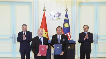 Tổng Bí thư Tô Lâm và Thủ tướng Malaysia chứng kiến trao đổi các văn kiện hợp tác giữa 2 nước