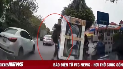 Tài xế ô tô con 'tung cước' đạp ngã người đi xe máy trên phố Hà Nội