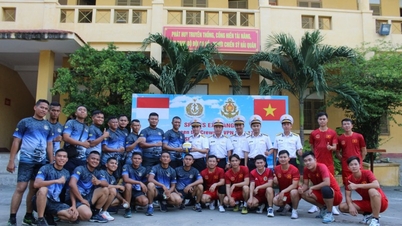 មន្ត្រី និងនាវិកនៃនាវាកងទ័ពជើងទឹកឥណ្ឌូនេស៊ី KRI Bung Tomo-357 មានការផ្លាស់ប្តូរមិត្តភាពនៅទីក្រុងហូជីមិញ