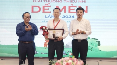 Nhà văn Lý Lan được vinh danh là Hiệp sĩ Dế mèn
