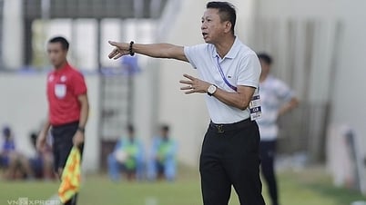 HLV Văn Sỹ Sơn: 'V-League cần kiểm tra doping cầu thủ'