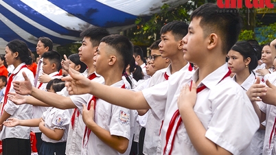 Xúc động lễ khai giảng tại ngôi trường học sinh 'hát' Quốc ca bằng tay