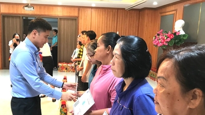 TPHCM trao bảo hiểm xã hội cho người dân có hoàn cảnh khó khăn